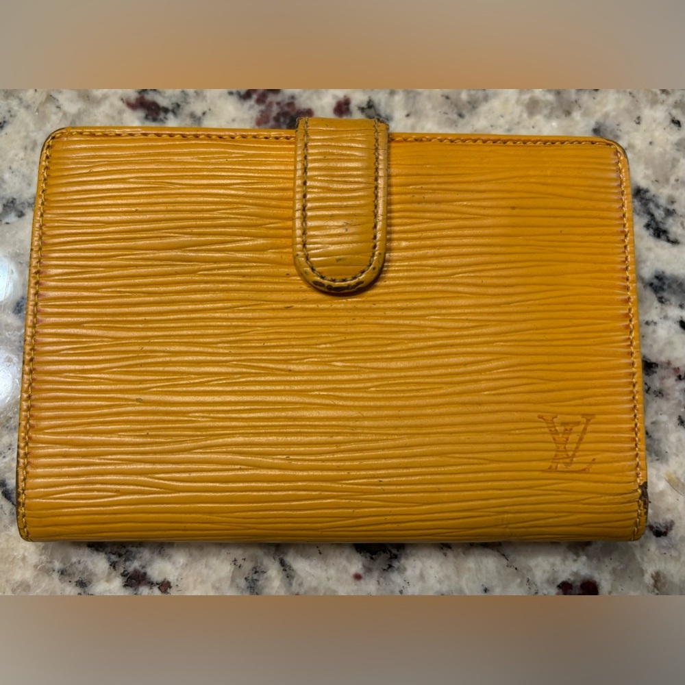Authentic LV EPI Kisslock leather wallet (yellow color/purple interior)
